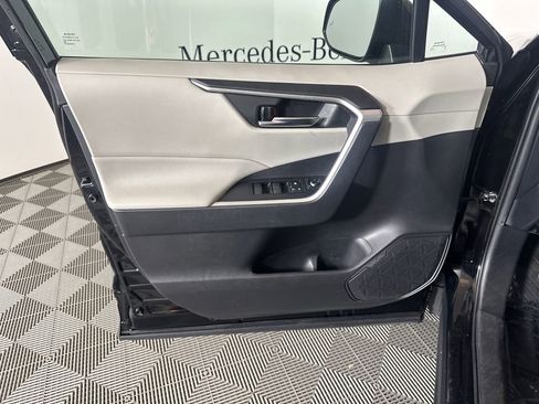 Used 2021 Toyota RAV4 XLE w/ Convenience Package FWD image 10