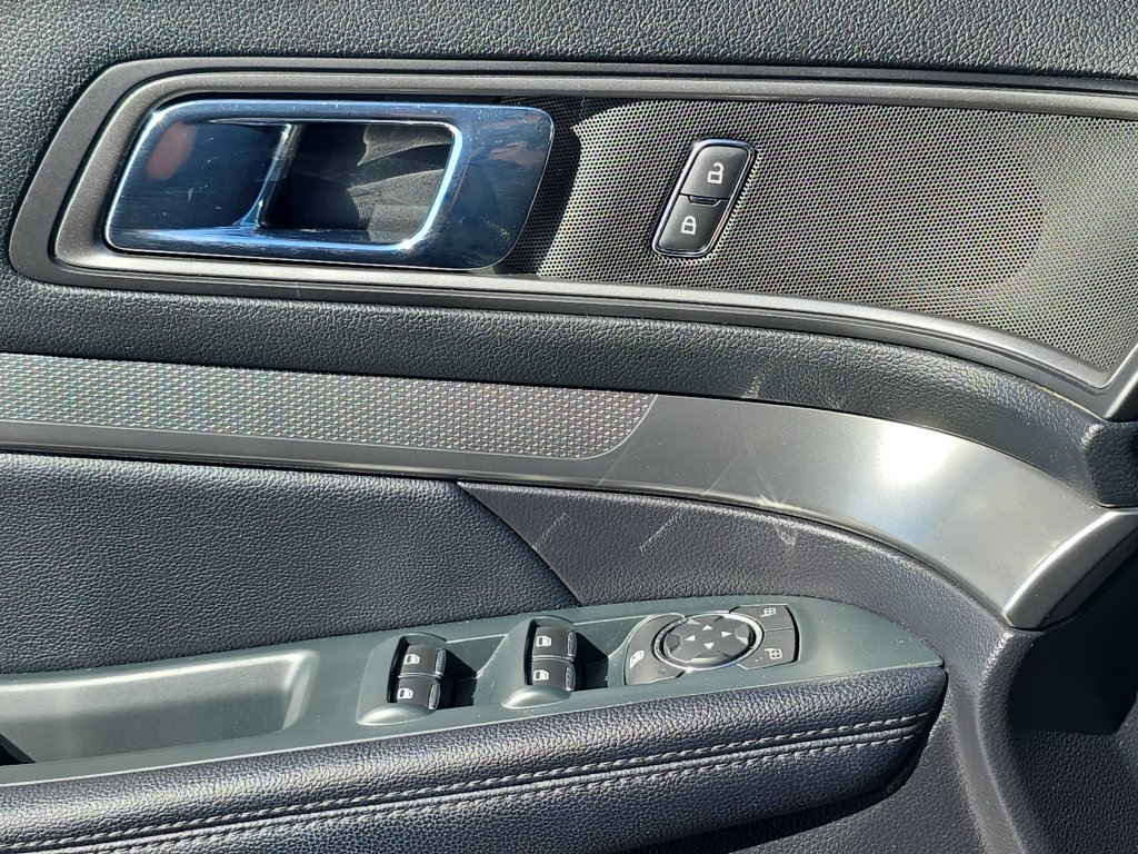 Used 2018 Ford Explorer XLT w/ Equipment Group 202A FWD image 33
