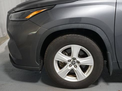 Used 2023 Toyota Highlander LE FWD image 5