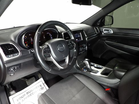 Used 2020 Jeep Grand Cherokee Laredo AWD/4WD image 10