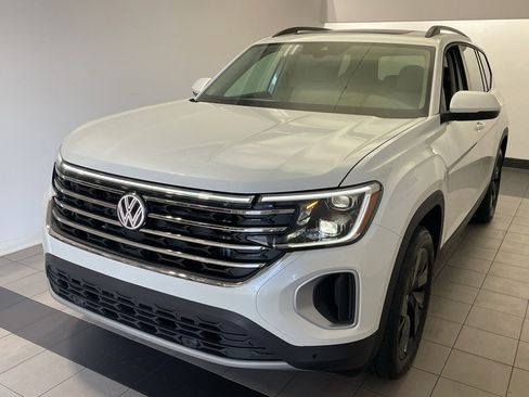 New 2026 Volkswagen Atlas SE FWD image 2