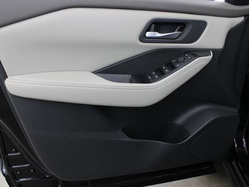 Used 2025 Nissan Rogue SV FWD image 16