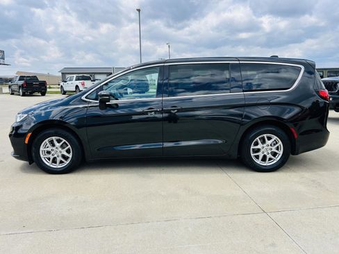 Used 2023 Chrysler Pacifica Touring-L FWD image 36