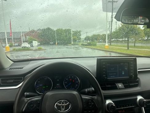 Used 2019 Toyota RAV4 LE w/ Carpet Mat Package AWD/4WD image 16