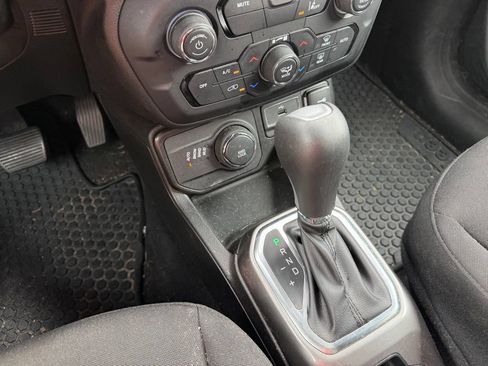Used 2022 Jeep Renegade Latitude w/ Convenience Group AWD/4WD image 21