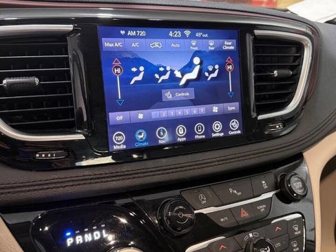 Used 2020 Chrysler Pacifica Limited image 9