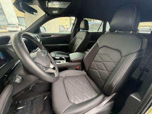 Used 2025 Volkswagen Atlas Cross Sport SE image 32