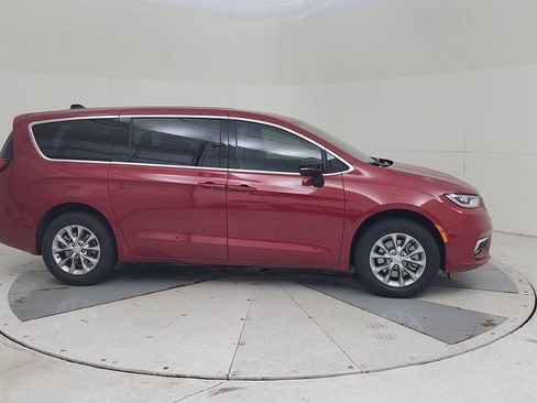 New 2026 Chrysler Pacifica Select AWD/4WD image 17