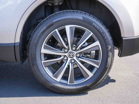 Used 2021 Toyota Venza LE AWD/4WD image 11