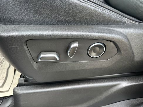 Used 2024 GMC Yukon XL Denali w/ Advanced Technology Package image 32