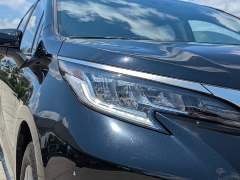 Used 2023 Toyota Sienna Limited image 9