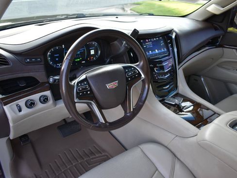 Used 2017 Cadillac Escalade Luxury AWD/4WD image 10