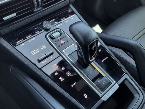 Used 2022 Porsche Cayenne w/ Premium Package image 21