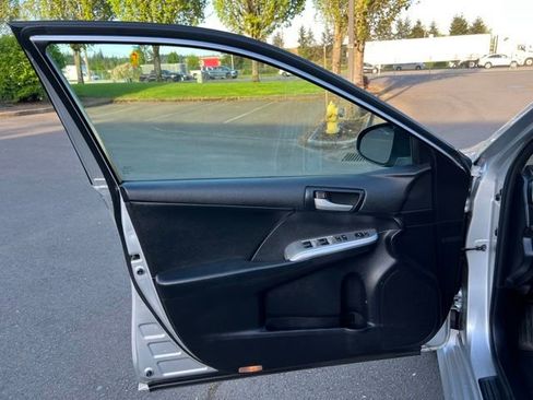 Used 2013 Toyota Camry SE FWD image 13