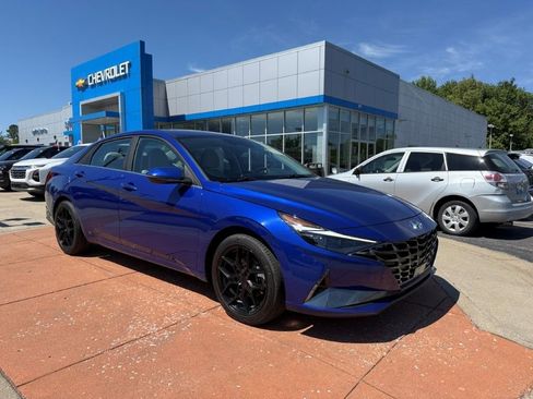 Used 2023 Hyundai Elantra Limited w/ Cargo Package FWD image 1