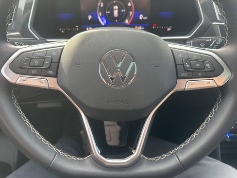 Used 2023 Volkswagen Tiguan SE w/ Panoramic Sunroof Package image 25