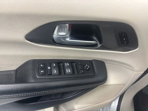 Used 2024 Chrysler Pacifica Touring-L image 15