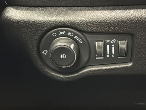 Used 2023 Chrysler Pacifica Touring-L w/ Uconnect Theater Family Group AWD/4WD image 33