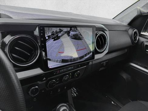 Used 2017 Toyota Tacoma TRD Sport w/ Premium & Technology Package AWD/4WD image 14