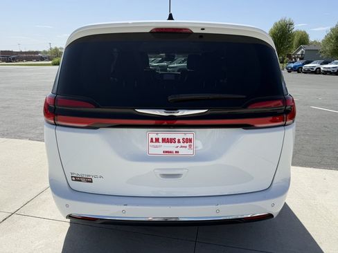 Used 2023 Chrysler Pacifica Touring-L FWD image 7