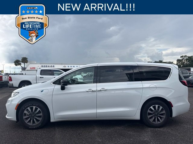 Used 2024 Chrysler Pacifica Limited FWD image 1