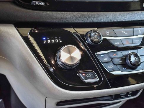 Used 2018 Chrysler Pacifica Touring-L image 18