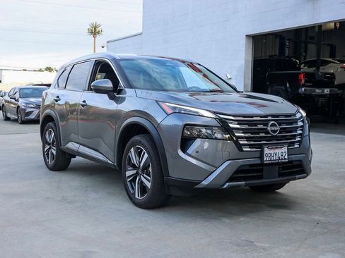 Used 2025 Nissan Rogue SL FWD image 2