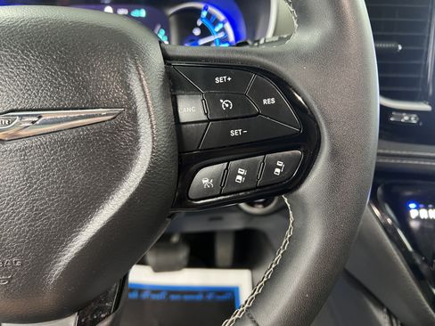Used 2023 Chrysler Pacifica Limited w/ Uconnect Theater Family Group FWD image 30