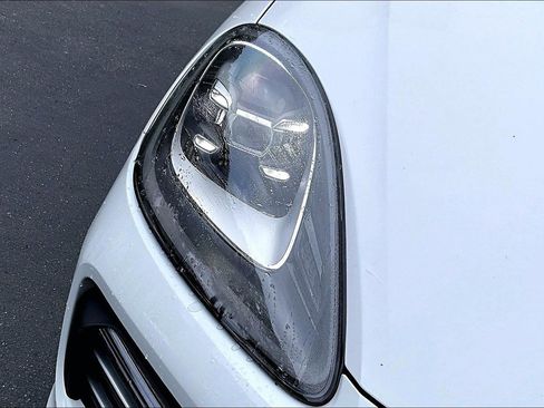 Used 2022 Porsche Cayenne Platinum Edition image 11