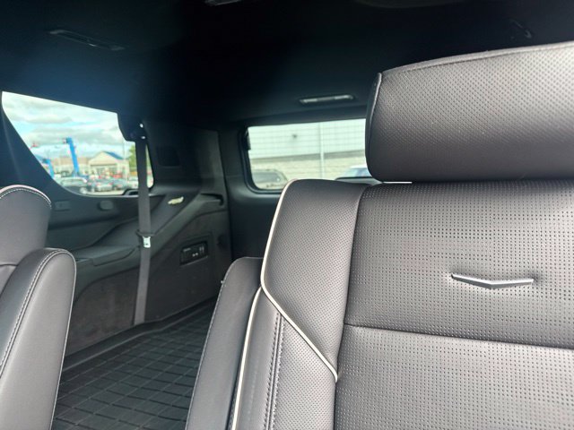Used 2023 Cadillac Escalade Premium Luxury AWD/4WD image 17