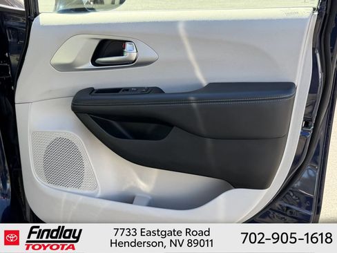 Used 2018 Chrysler Pacifica Touring-L FWD image 16