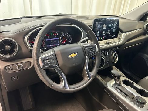 Used 2025 Chevrolet Blazer LT FWD image 2