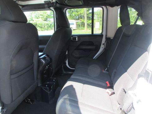 Used 2018 Jeep Wrangler Unlimited Sahara AWD/4WD image 19
