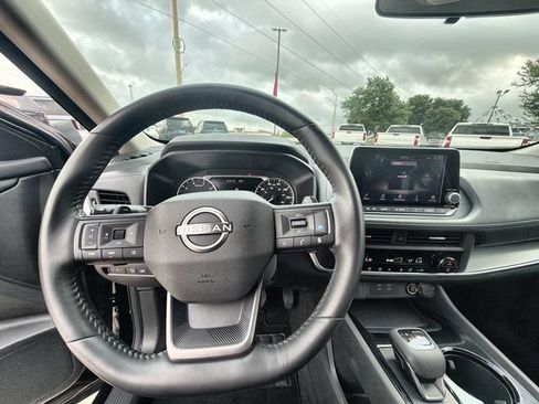 Used 2025 Nissan Rogue SV FWD image 11