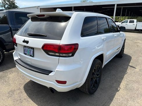 Used 2017 Jeep Grand Cherokee Altitude RWD image 5