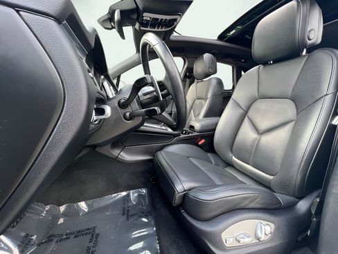 Used 2022 Porsche Macan AWD/4WD image 16