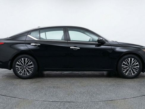 Used 2025 Nissan Altima 2.5 SV image 11