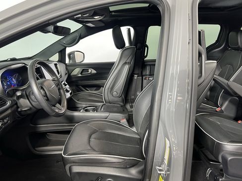 Used 2022 Chrysler Pacifica Limited w/ Uconnect Theater Family Group image 24