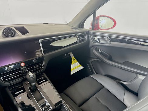 Certified 2025 Porsche Macan image 18