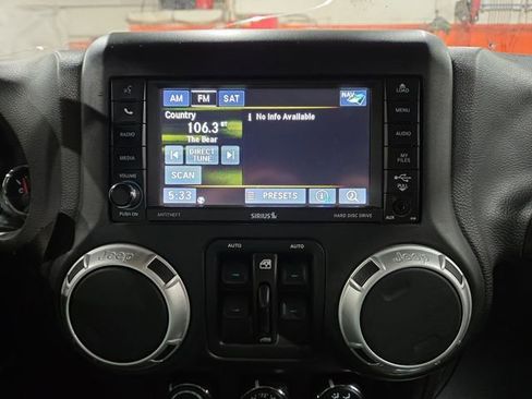 Used 2015 Jeep Wrangler Unlimited Sahara w/ Connectivity Group image 21