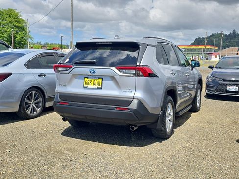 Used 2019 Toyota RAV4 LE AWD/4WD image 2