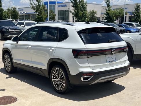 New 2026 Volkswagen Taos SE FWD image 9