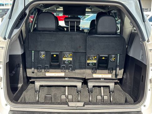 Used 2017 Toyota Sienna SE Premium image 8