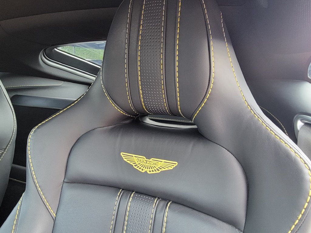 Used 2023 Aston Martin V8 Vantage Coupe RWD image 18