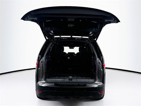 Used 2024 Land Rover Discovery Dynamic SE image 26