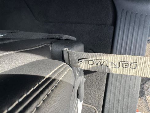 Used 2025 Chrysler Pacifica Select FWD image 5