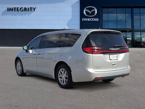 Used 2024 Chrysler Pacifica Touring-L FWD image 4