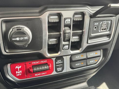 Used 2023 Jeep Wrangler Unlimited Rubicon w/ Cold Weather Group AWD/4WD image 25