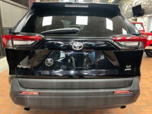 Used 2019 Toyota RAV4 LE image 11