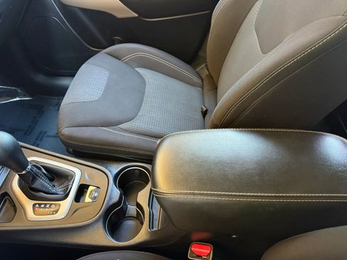 Used 2017 Jeep Cherokee Latitude w/ Safety/Convenience Group FWD image 37